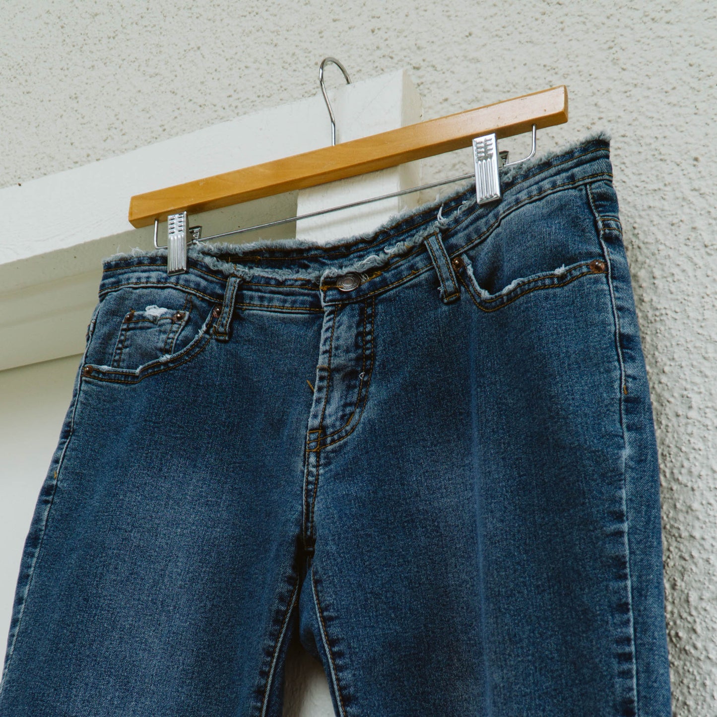 Y2K Levi's Fray Waist Capri Jeans | 32"