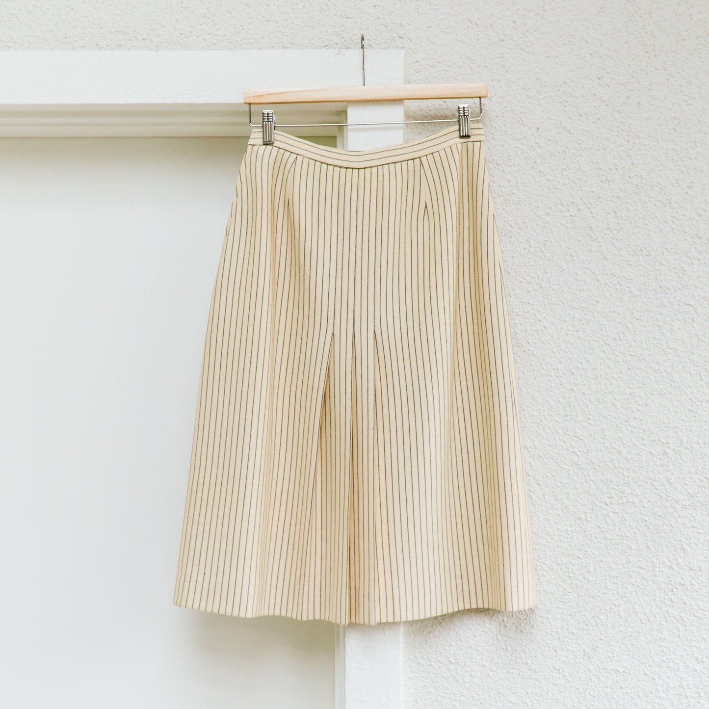 80's Cream Pinstripe Pleated Skirt | M