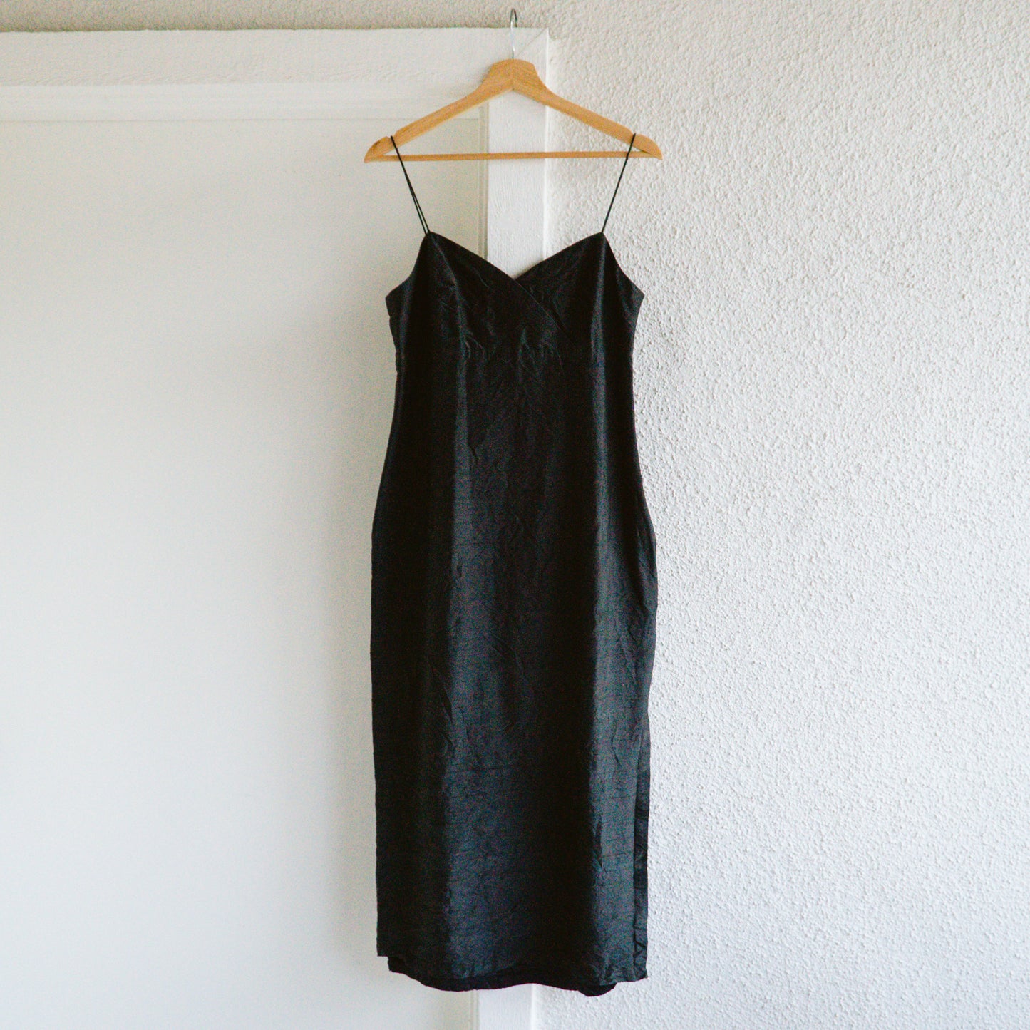 90's Black Empire Waist Crinkle Silk Dress | L