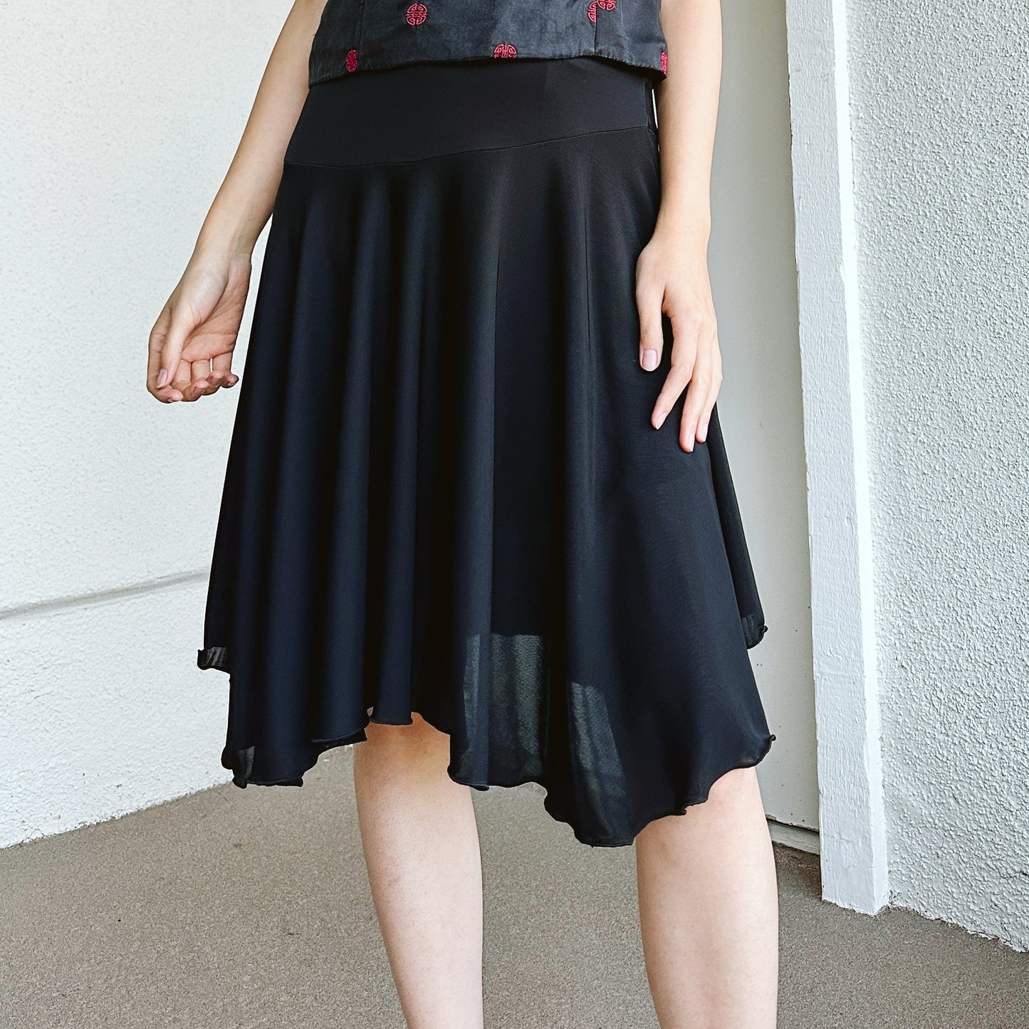 Black Twirl Knee Length Skirt | M