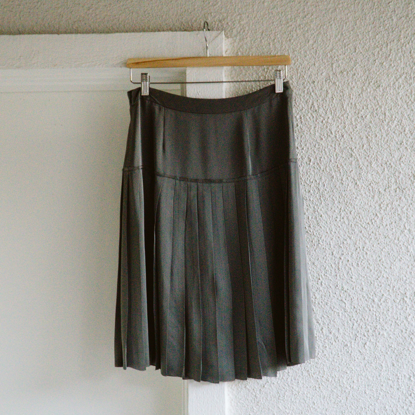 Gray Silk Pleated Knee-Lenth Skirt | S