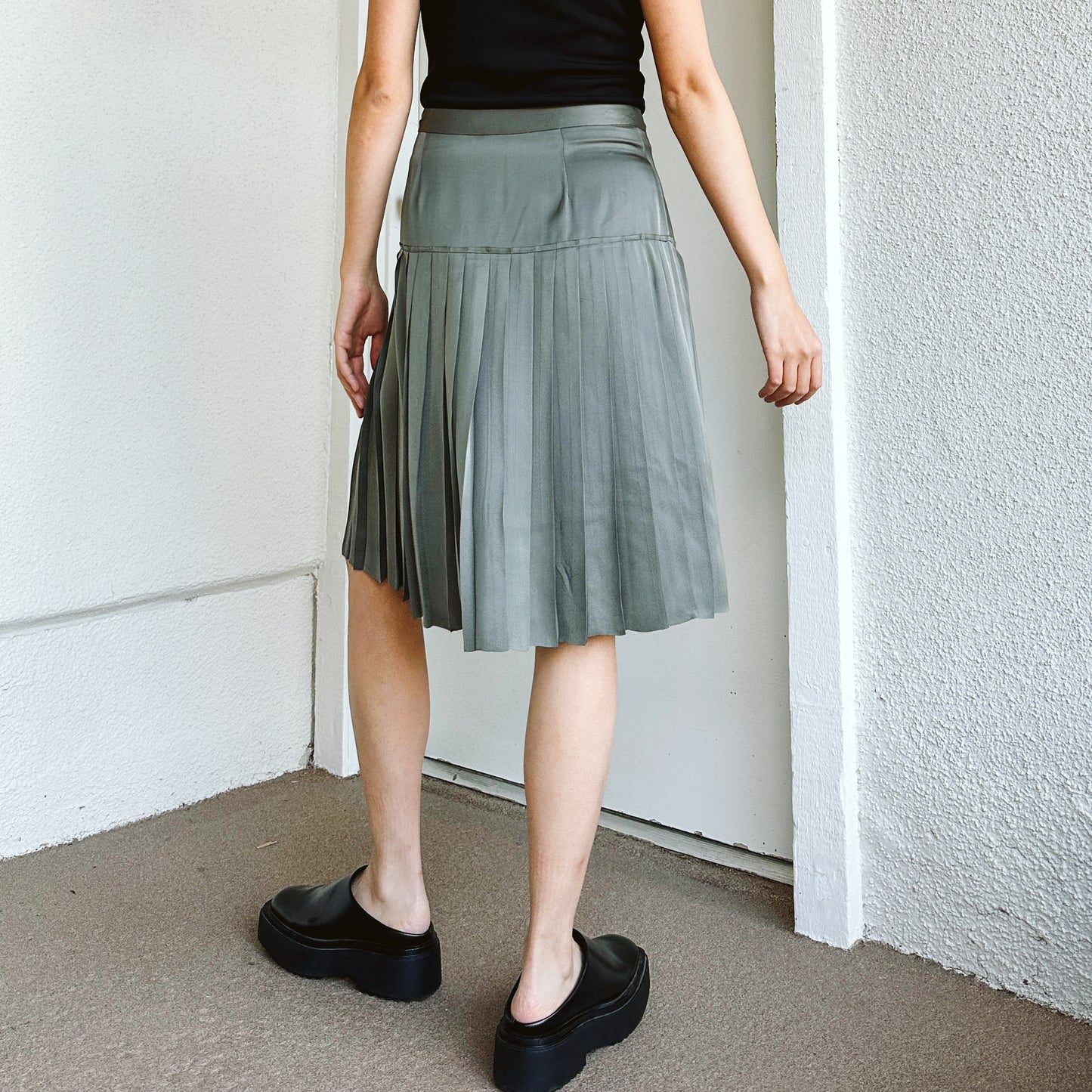 Gray Silk Pleated Knee-Lenth Skirt | S