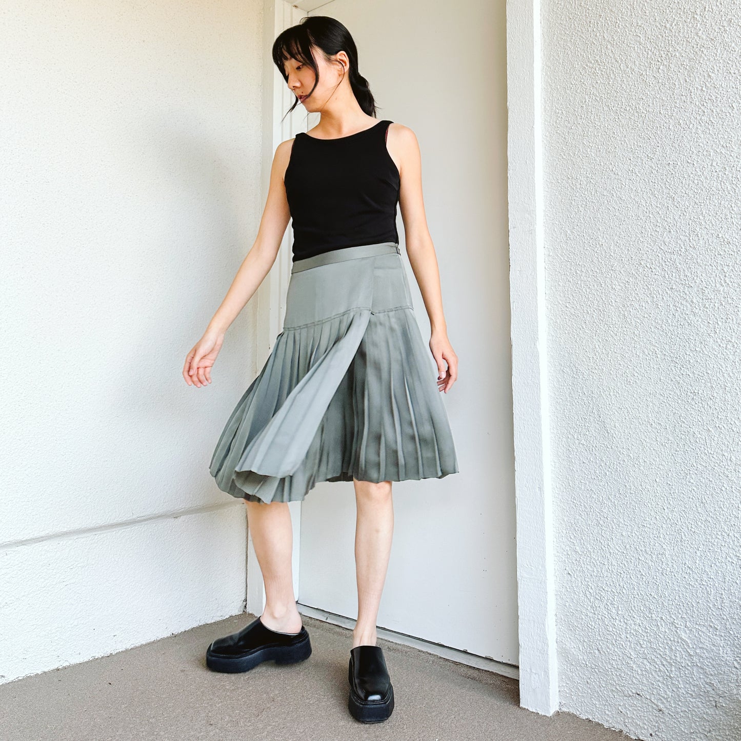 Gray Silk Pleated Knee-Lenth Skirt | S