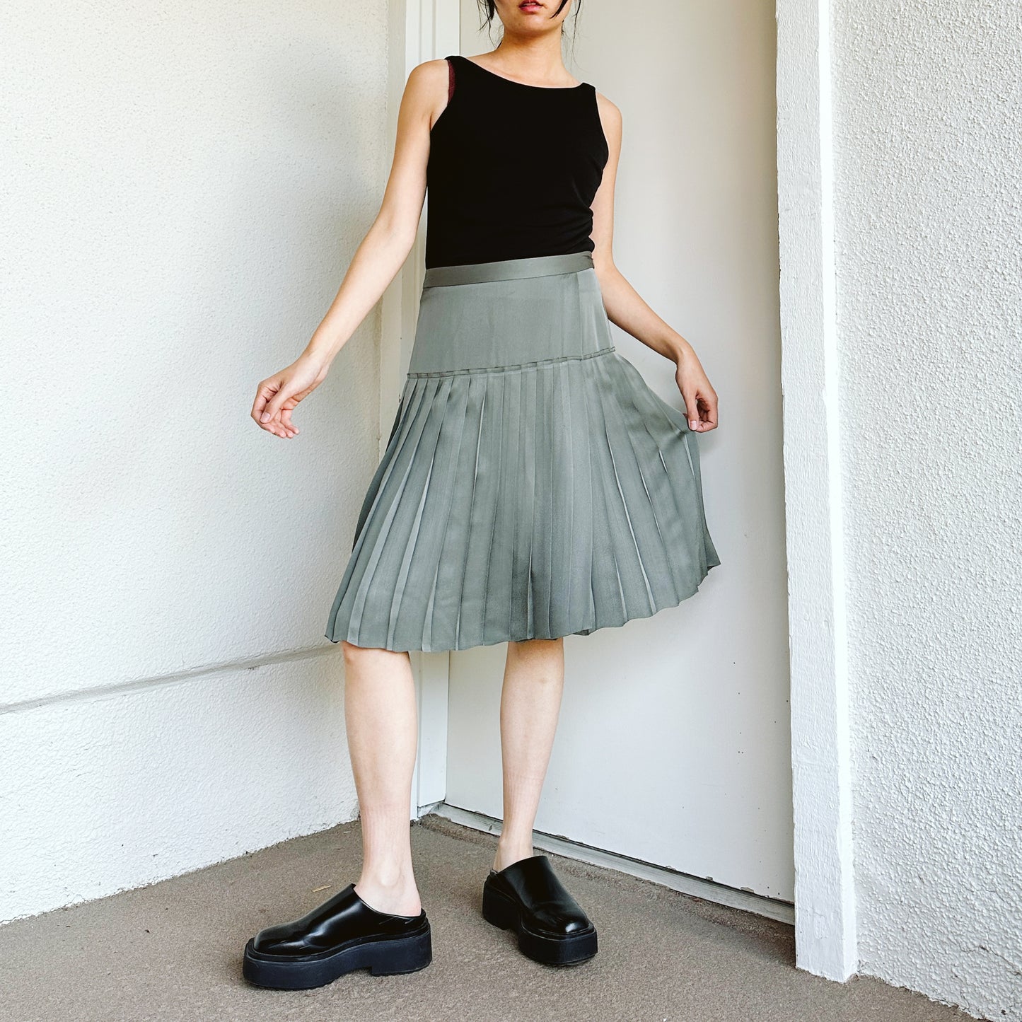 Gray Silk Pleated Knee-Lenth Skirt | S