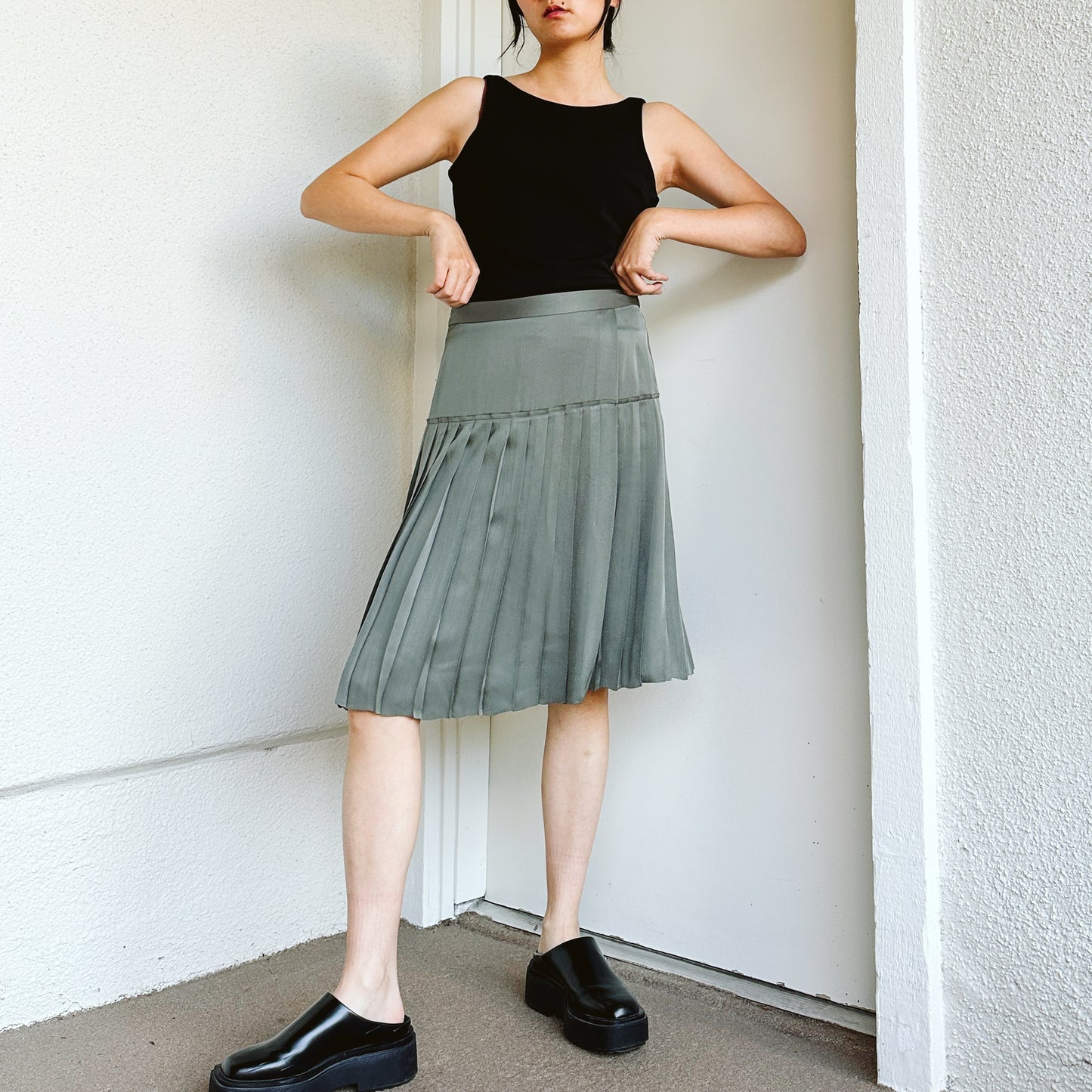 Gray Silk Pleated Knee-Lenth Skirt | S