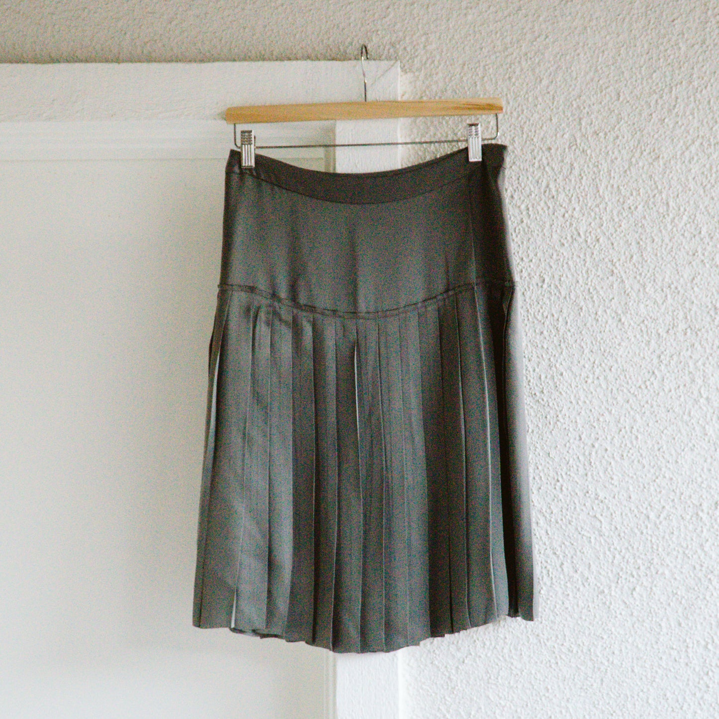 Gray Silk Pleated Knee-Lenth Skirt | S