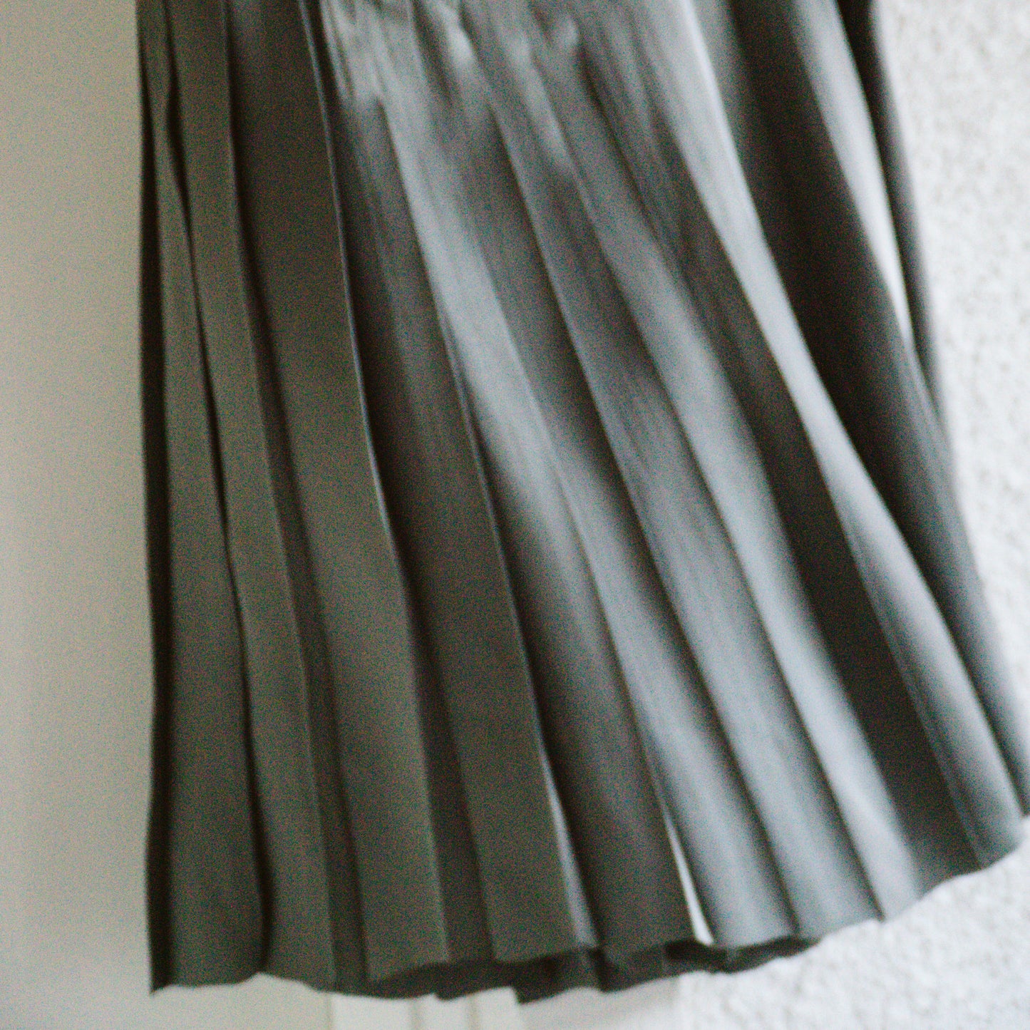 Gray Silk Pleated Knee-Lenth Skirt | S