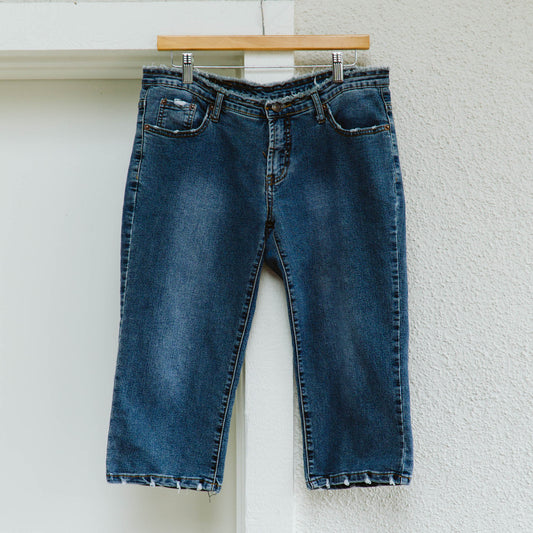 Y2K Levi's Fray Waist Capri Jeans | 32"