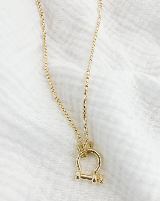 Rina Clasp Necklace in Gold